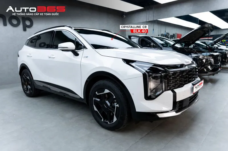Kia Sportage sau khi hoàn thiện phim cách nhiệt 3M Crystalline CR BLK 40 tại riêng vị trí kính lái; kính sườn và kính lưng không thuộc phạm vi thi công của ca xe này