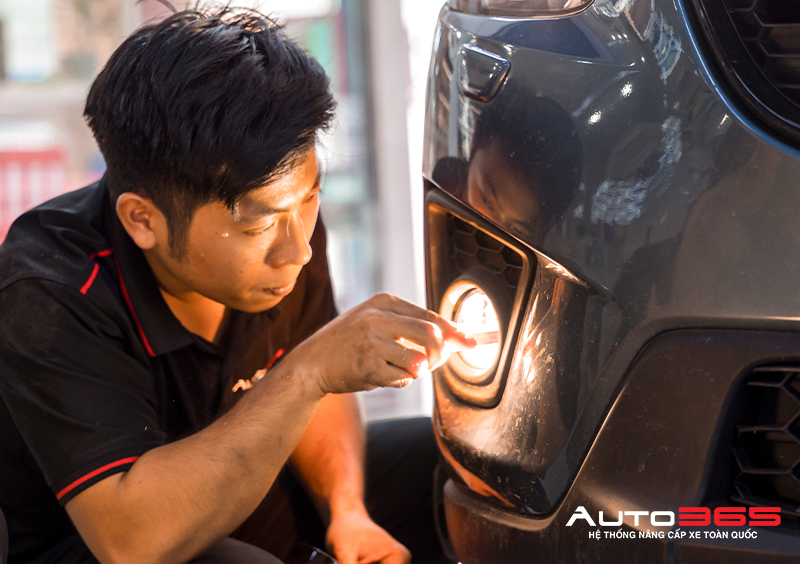 Kiểm tra đèn gầm ô tô sáng yếu tại Auto365
