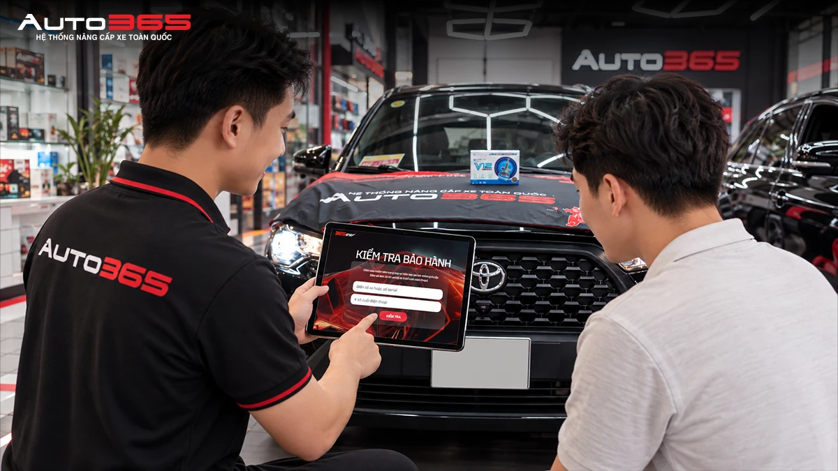 Kỹ thuật viên Auto365 hướng dẫn khách tra cứu bảo hành điện tử
