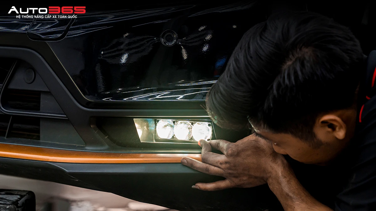 Kỹ thuật viên Auto365 kiểm tra đèn gầm sau khi lắp