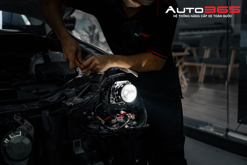 Kỹ thuật viên Auto365.vn lắp đặt bi LED X-Light V30 Ultra cho Mazda CX-5