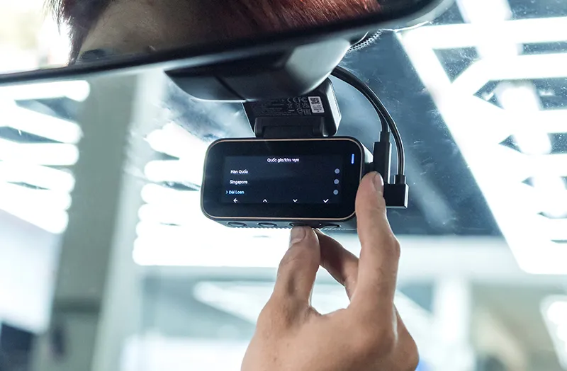 Kỹ thuật viên cài đặt ứng dụng 70mai sau khi lắp camera