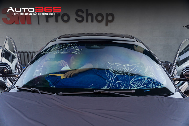 Auto365vn Ky Thuat Vien Dan Phim Kinh Lai 3m Cr Blk 40 Vinfast Vf8 Jpg Img 6a5eddb9e42885.12393971