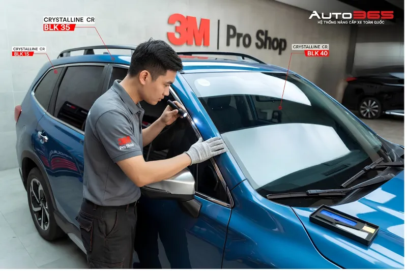 Kỹ thuật viên kiểm tra bề mặt phim, mép kính và các vùng quan sát trên Subaru Forester sau khi hoàn thiện.