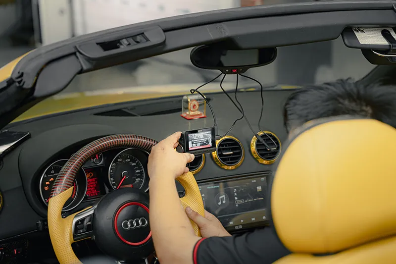 Kỹ thuật viên kiểm tra thiết bị trong cabin Audi TT Roadster khi thi công