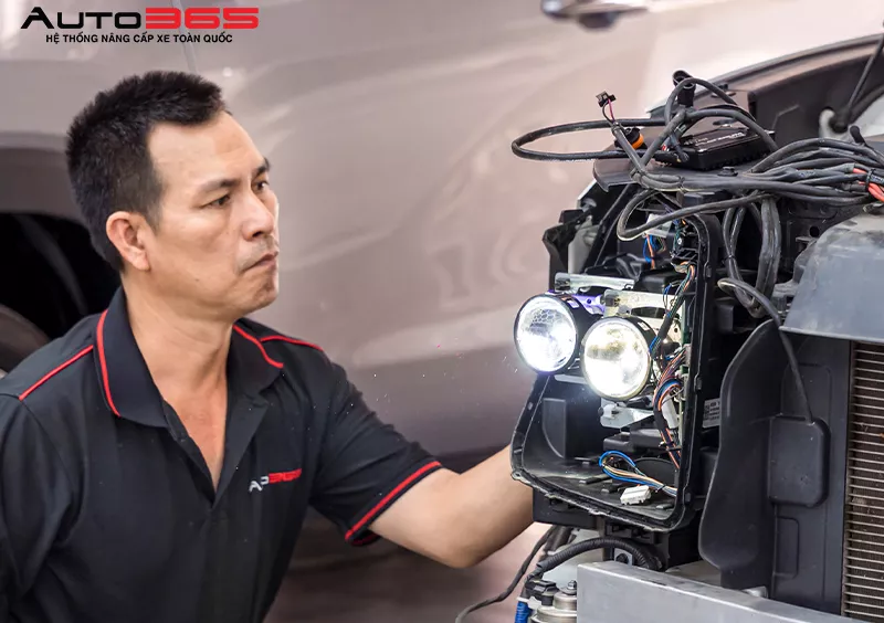 Kỹ thuật viên kiểm tra đèn Hyundai Santa Fe 2022 sau khi lắp combo X5 Ultra và Titan Platinum Plus