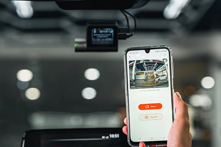 Kỹ thuật viên kiểm tra hình ảnh camera qua điện thoại