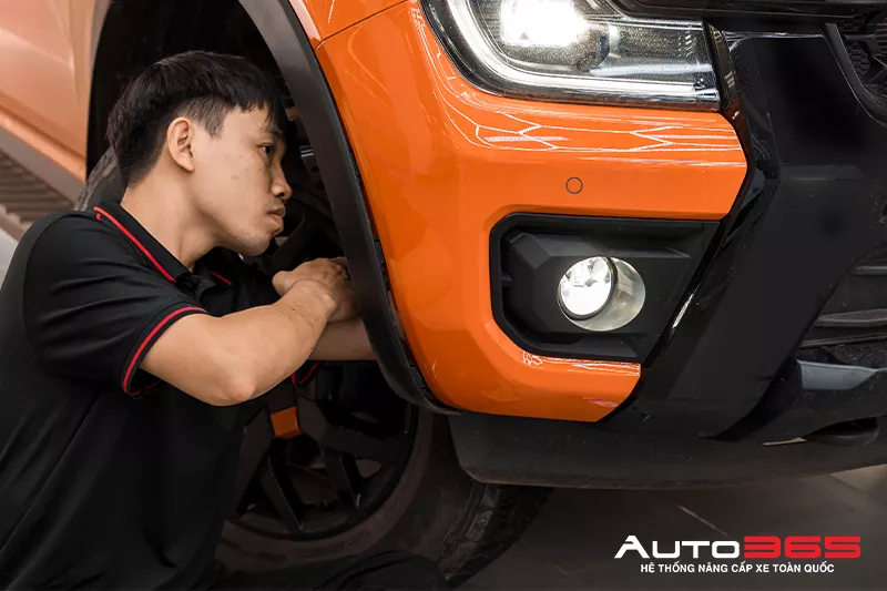 Kỹ thuật viên kiểm tra X-Light F10 Turbo V2 trên Ford Ranger Wildtrak 2026