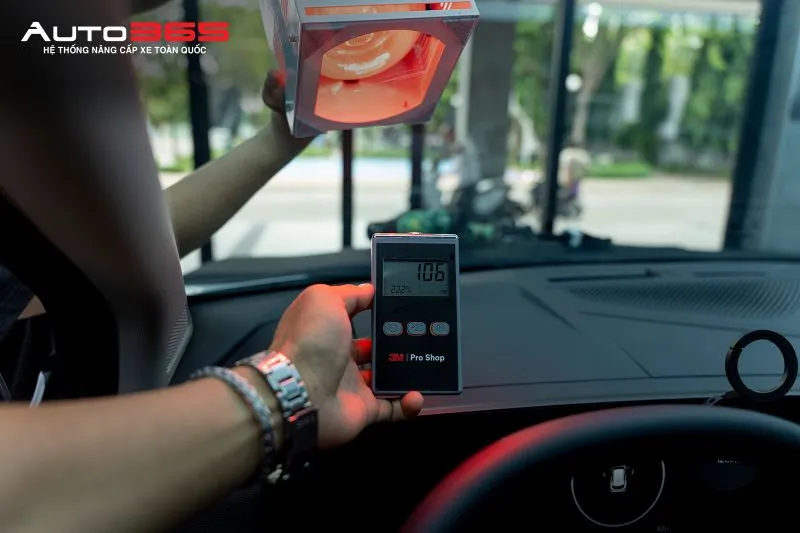 Kỹ thuật viên sử dụng Linshang LS122 IR Power Meter để kiểm tra tại khu vực kính lái Kia Sportage trước khi dán phim. Ảnh được sử dụng để minh họa thao tác kiểm tra tại thời điểm thi công, không dùng riêng để kết luận định lượng hiệu quả trước - sau