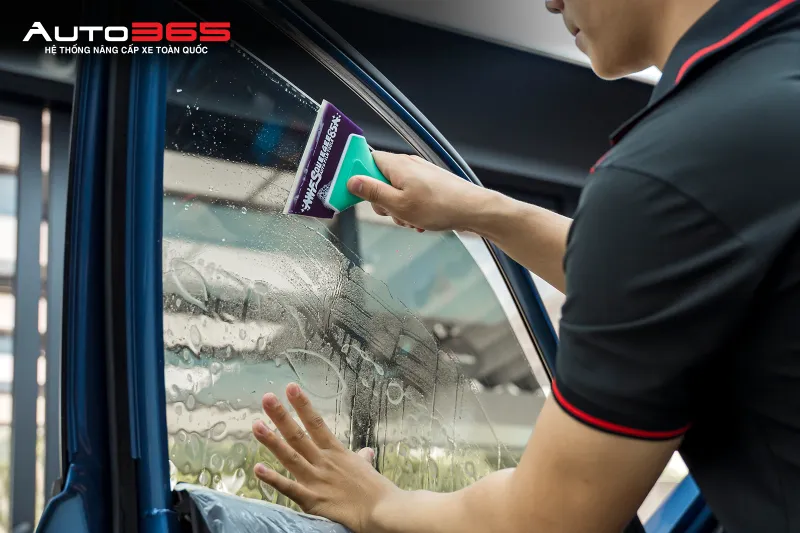 Kỹ thuật viên thi công phim cách nhiệt 3M trên kính sườn Subaru Forester tại Auto365.vn - Trụ Sở Chính