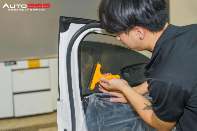 loi-ich-khi-dan-phim-cach-nhiet-o-to-truoc-tet (3).jpg