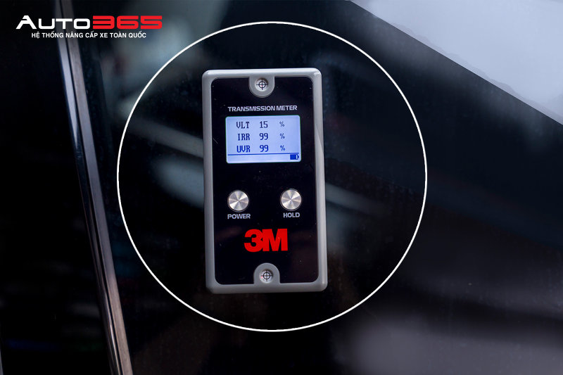 Máy test phim cách nhiệt hiển thị VLT, UVR và IRR trong phạm vi đo của thiết bị; các con số trên màn hình không thay thế thông số trong Technical Data Sheet của mã phim.