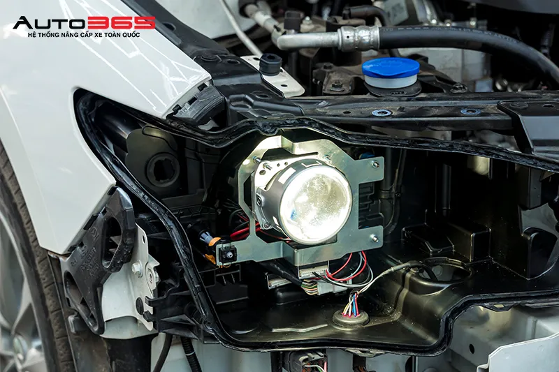 Kỹ thuật viên Auto365 lắp Titan Black 2026 cho Mazda 3