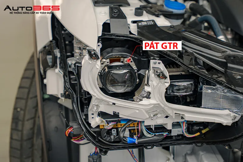 Pát GTR cố định X-Light V20 Square trên cụm đèn Mazda CX-8