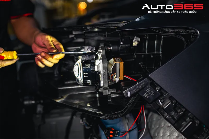 Kỹ thuật viên Auto365 lắp X-Light V20 Square cho MG RX5 2024