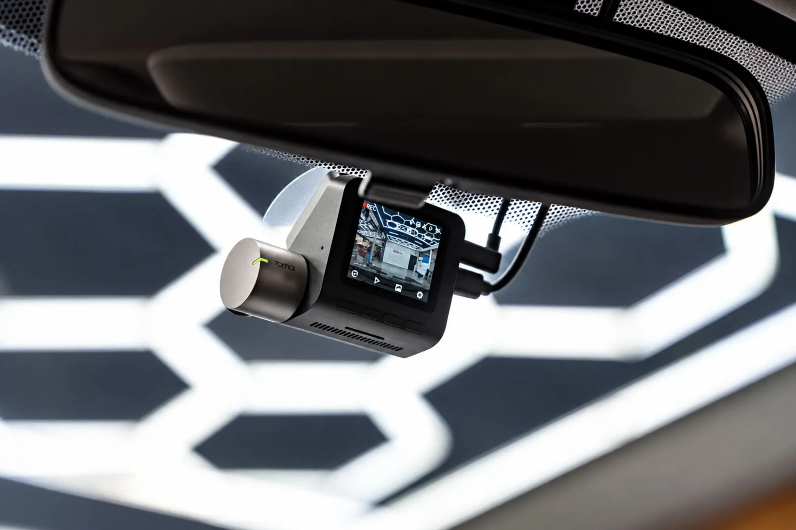 Vị trí camera 70mai A510 nhìn từ khoang lái Mitsubishi Outlander 2020.