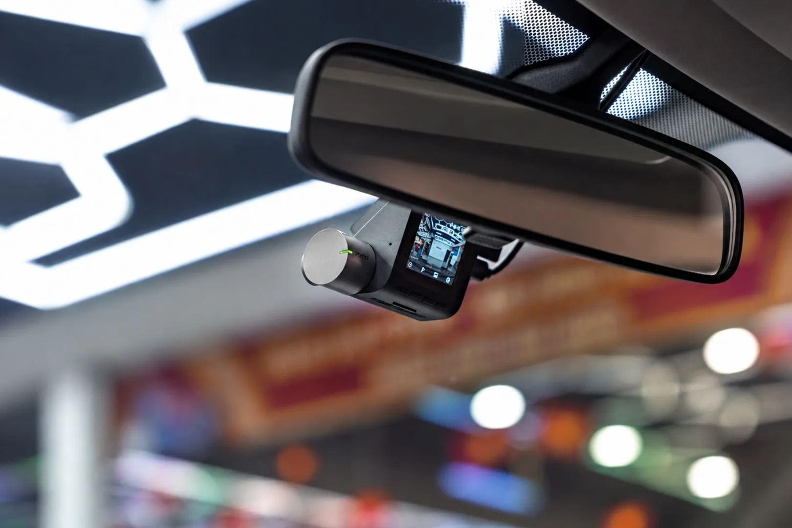 Cận cảnh camera 70mai A510 lắp tại kính lái của xe.
