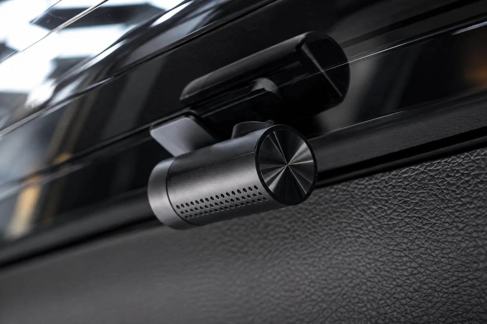 Camera sau 70mai A510 được bố trí trên kính phía sau Mitsubishi Outlander 2020.