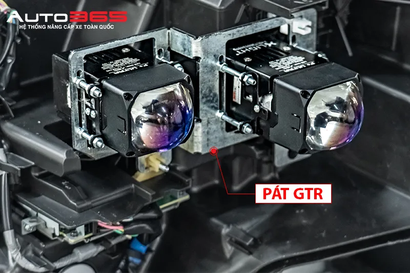 Cụm đèn với pát GTR trong quá trình thi công.