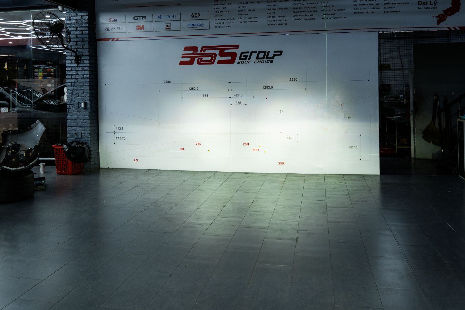 Ánh sáng Pha 5000K của Mitsubishi Xforce Ultimate 2024 lắp X-Light F10 Hyper 2.0 (Ảnh ghi nhận từ đúng chiếc Mitsubishi Xforce trong bài, giới hạn ảnh tại xưởng, không thay thế phép đo quang học chuẩn hóa)