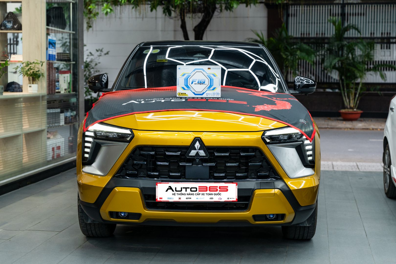Mitsubishi Xforce khi nâng cấp X-Light F10 Hyper 2.0, toàn xe chính diện