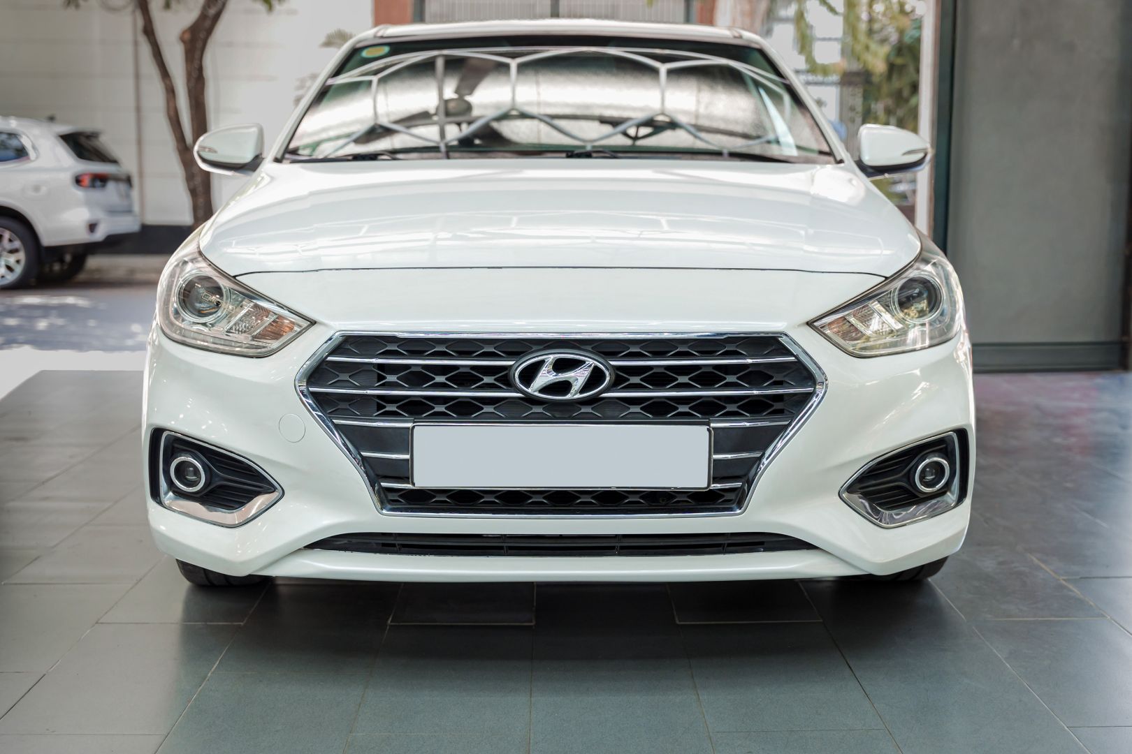 X-Light V30 Ultra trên Hyundai Accent, góc chính diện khi không bật đèn