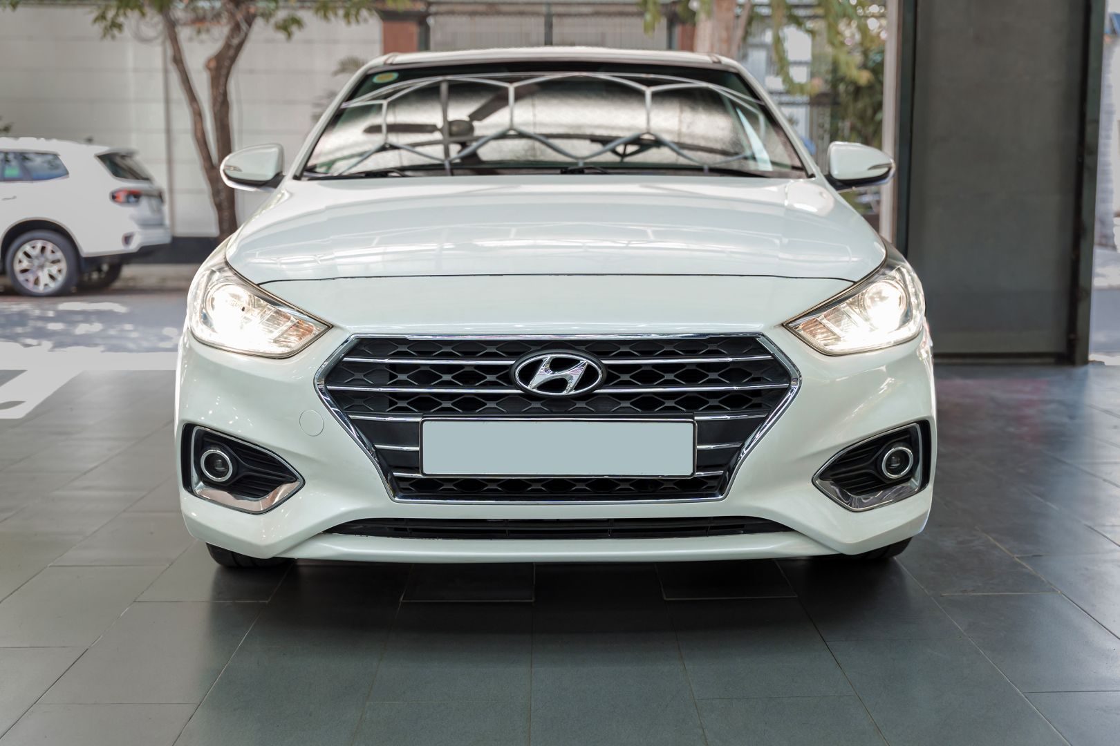 Bi LED X-Light V30 Ultra trên Hyundai Accent, góc chính diện khi bật đèn