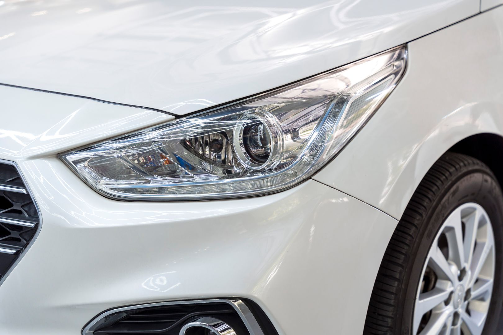 Chi tiết bi LED X-Light V30 Ultra trên Hyundai Accent, góc hướng bên phải