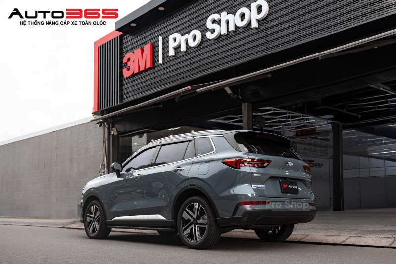 Khách hàng đo kiểm thông số và dán phim 3M Ceramic NR chính hãng tại hệ thống Auto365 / 3M Pro Shop.