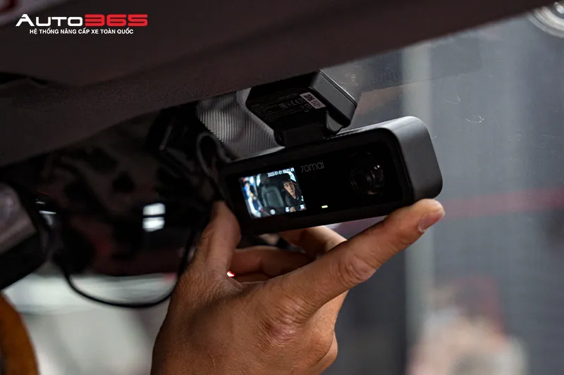 Kỹ thuật viên nghiệm thu camera 70mai T400 trên VinFast VF6 trước khi bàn giao