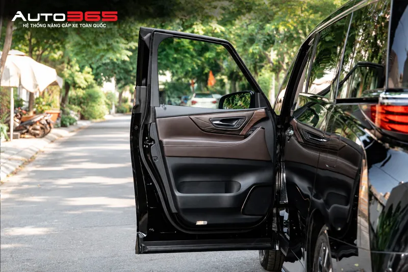 Ngoại quan cửa và kính sườn trước Toyota Alphard sau thi công