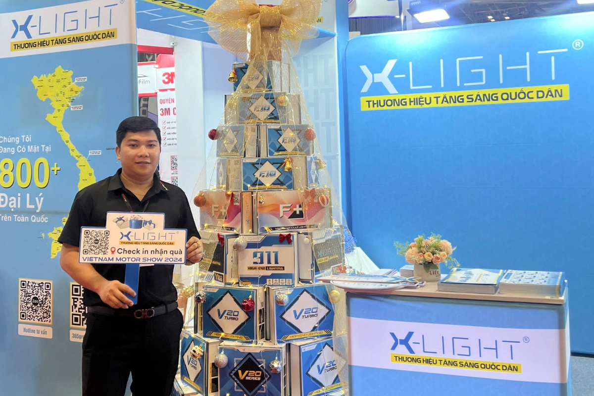 Nguyễn Quang Đạo tại khu trưng bày thương hiệu X-Light
