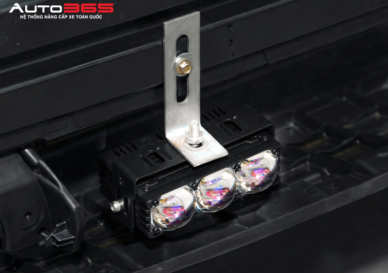 Ảnh minh họa pát giữ F30 Ultra sau khi lắp trên một ca xe tại Auto365; kiểu pát, điểm bắt và khoảng hở có thể thay đổi theo kết cấu từng xe.