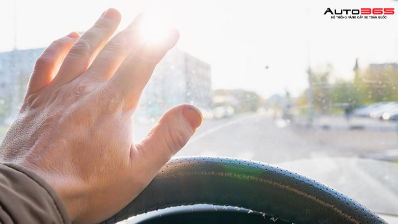 Ánh sáng mặt trời chiếu trực diện vào kính lái có thể gây hại cho mắt của tài xế - Hình Internet.