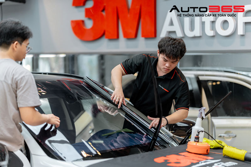 phim-cach-nhiet-giup-tiet-kiem-nhien-lieu-va-dien-nang-cho-o-to-nhu-the-nao (3).jpg