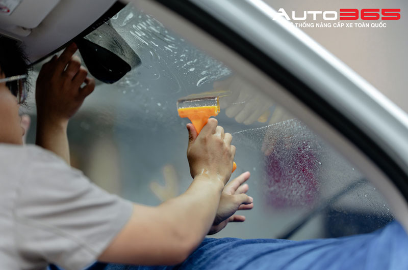 phim-cach-nhiet-giup-tiet-kiem-nhien-lieu-va-dien-nang-cho-o-to-nhu-the-nao (4).jpg