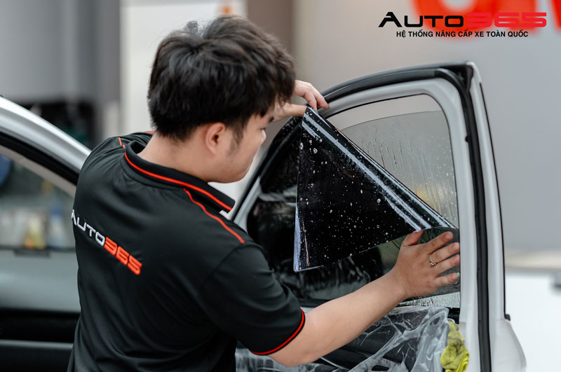 phim-cach-nhiet-giup-tiet-kiem-nhien-lieu-va-dien-nang-cho-o-to-nhu-the-nao (5).jpg