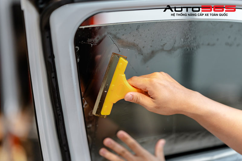 phim-cach-nhiet-giup-tiet-kiem-nhien-lieu-va-dien-nang-cho-o-to-nhu-the-nao (6).jpg