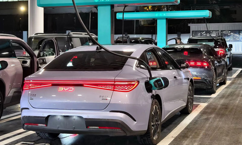 sac-xe-dien-nhanh-nhu-do-xang-byd-gay-soc-voi-tram-sac-1500-kw (2).jpg