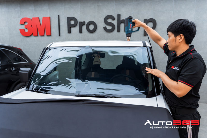Sấy định hình phim theo độ cong của kính lái