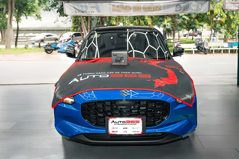 Suzuki Swift GLX 2024 trong ca lắp camera hành trình 70mai A800SE tại Auto365
