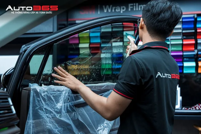 Kỹ thuật viên thi công phim trên kính sườn Volkswagen Viloran