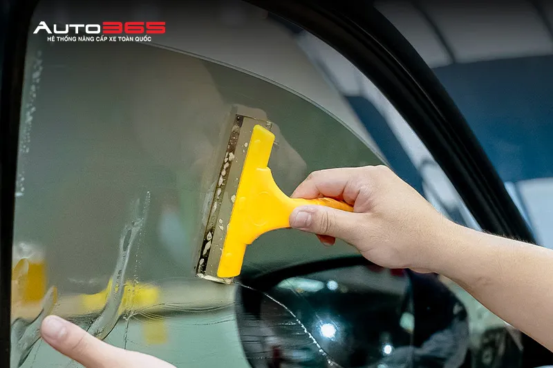Thi công phim cách nhiệt trên kính sườn; mã phim nên được lựa chọn theo vị trí kính và nhu cầu quan sát thực tế