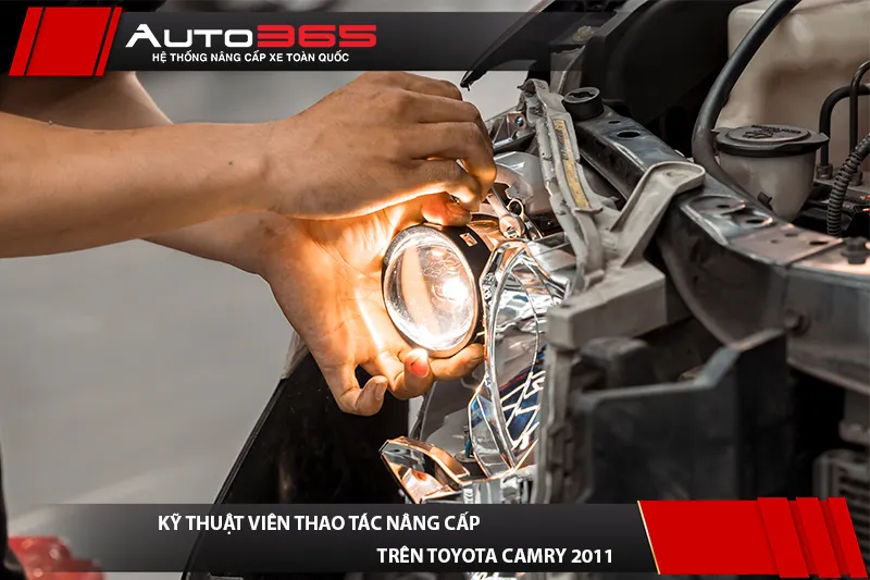 Kỹ thuật viên thao tác tại cụm đèn Toyota Camry 2011 trong quá trình nâng cấp