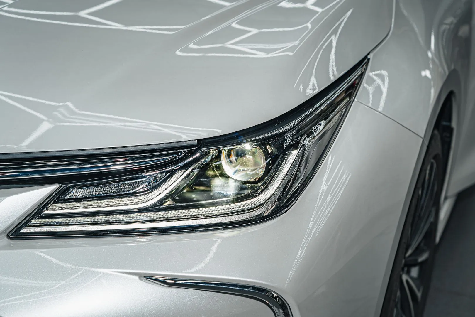 Toyota Corolla Altis 1.8G 2023 sau khi hoàn thiện nâng cấp bi LED X-Light V20 Square.