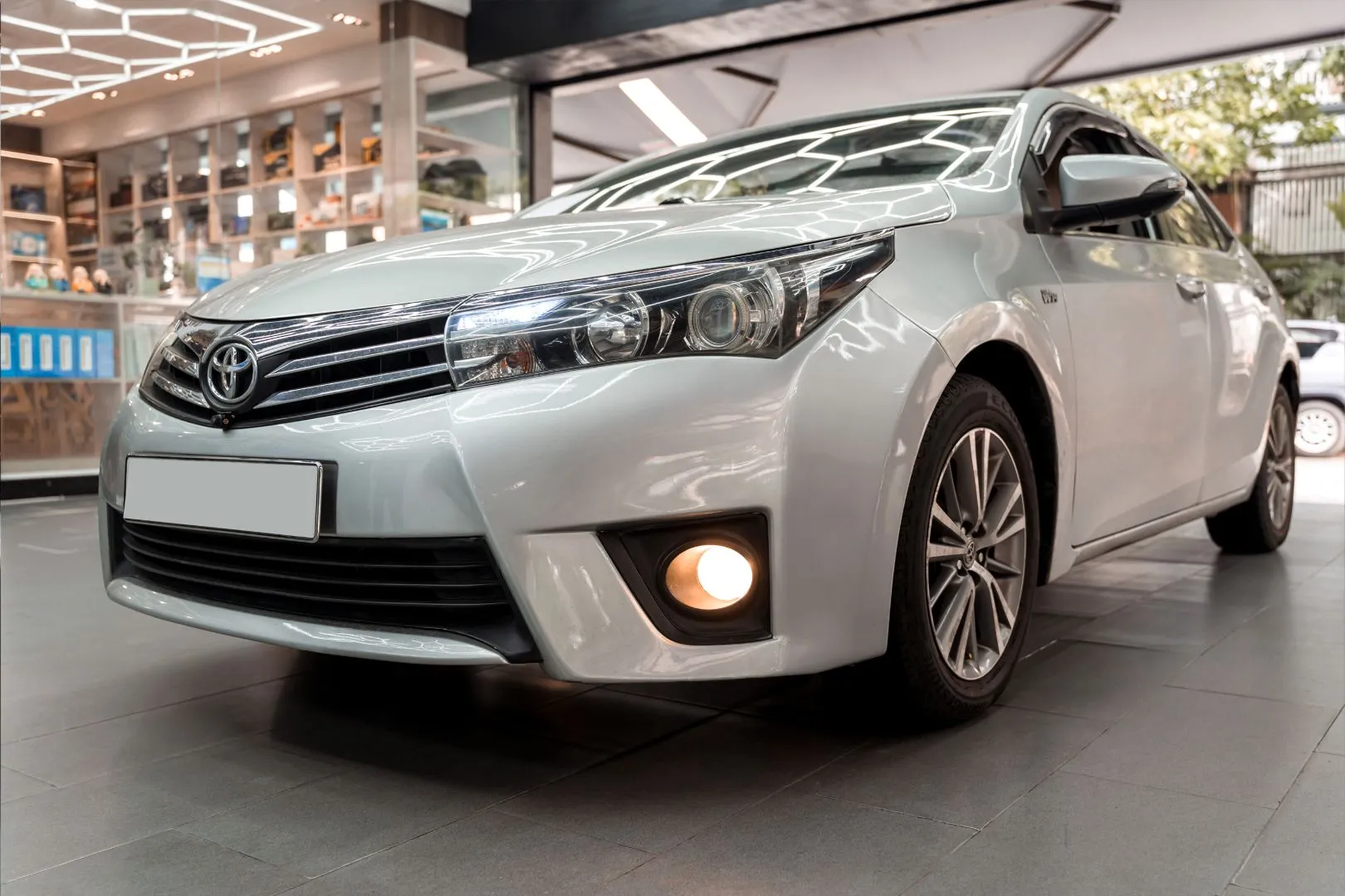 Góc nhìn đầu xe Corolla Altis 2015 sau khi hoàn thiện hạng mục đèn gầm.