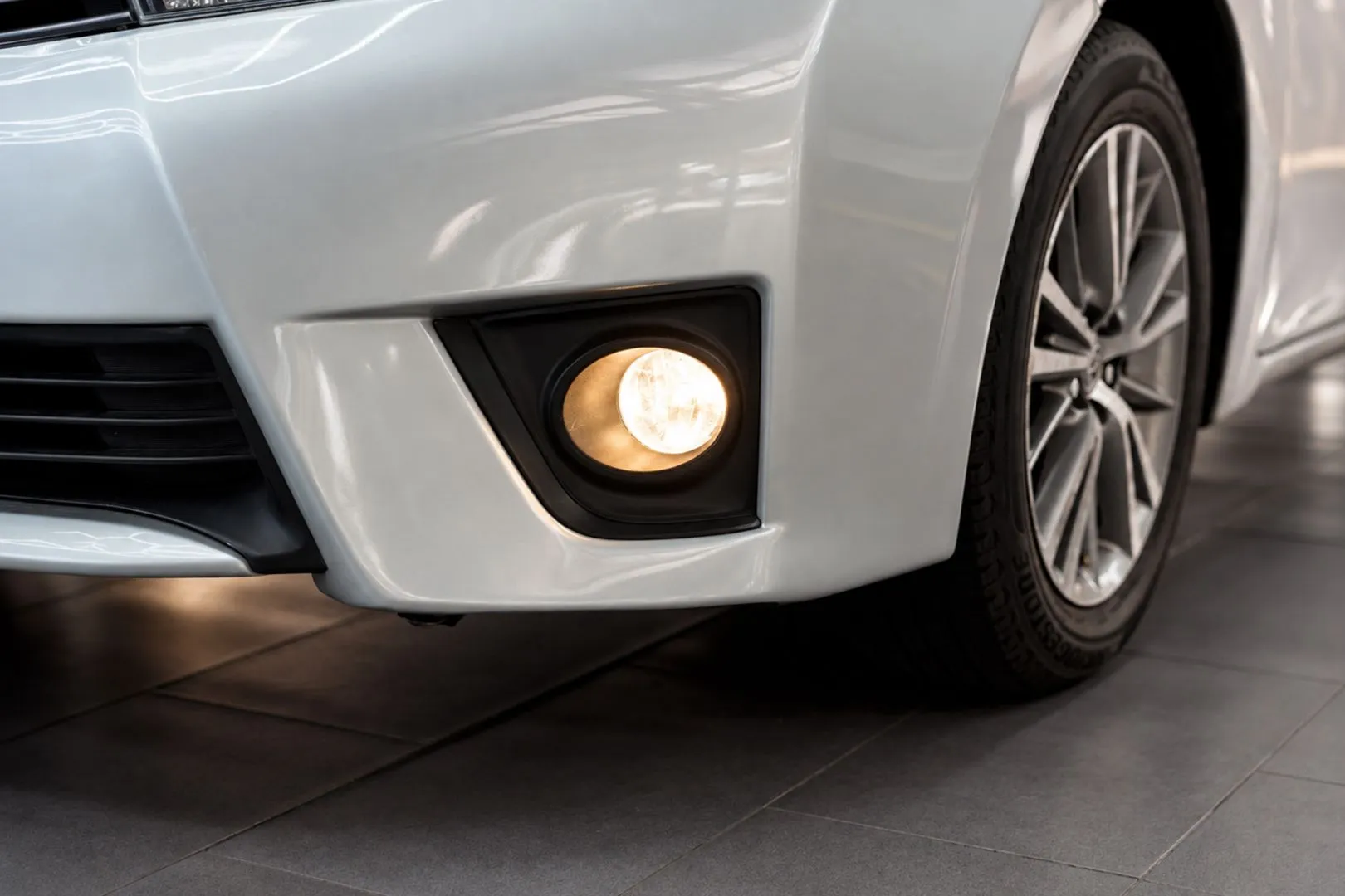 Đèn gầm X-Light 301 V2 trên Corolla Altis 2015 khi bật sáng.
