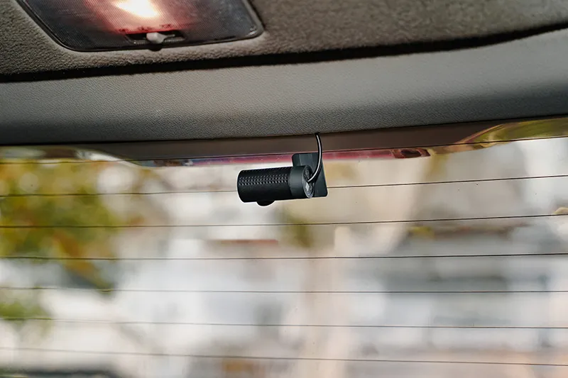 Camera sau được bố trí phía trên trung tâm kính cửa hậu của Toyota Fortuner