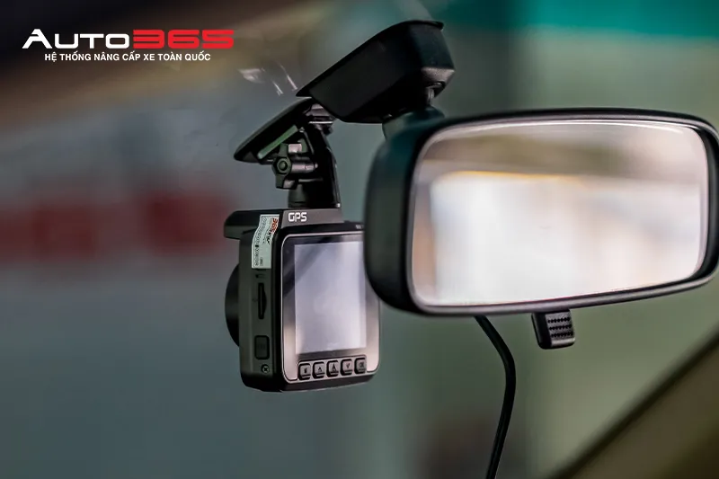 Camera hành trình C61 Pro lắp sau kính lái Toyota Fortuner