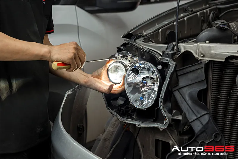 Kỹ thuật viên Auto365 lắp bi LED cho Toyota Fortuner